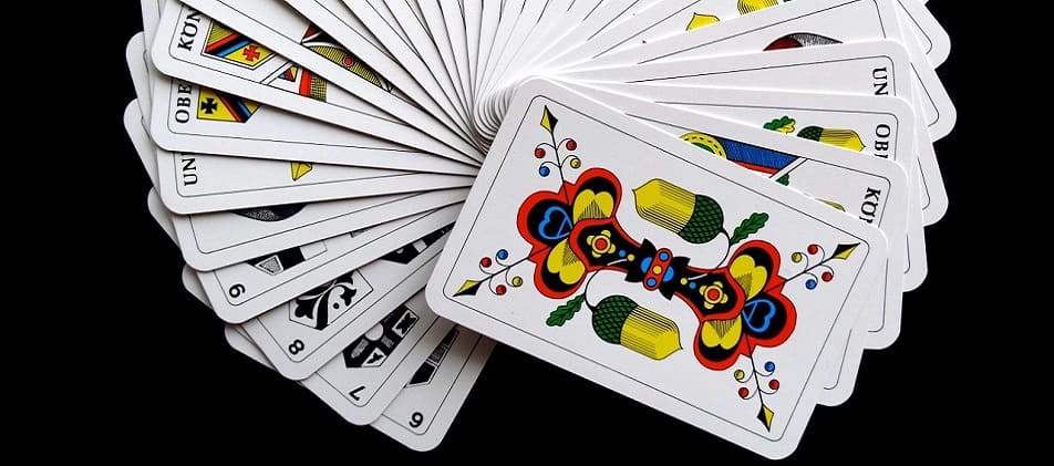 Spielkarten können Schulden aufbauen Hilfe bei Überschuldung Schuldnerberatung Berlin Schuldnerhilfe