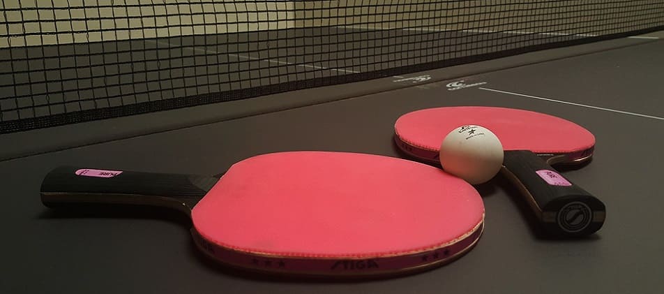 Zwei Tischtennisschläger Berater helfen bei Verbraucherinsolvenz Berlin Blankenburg